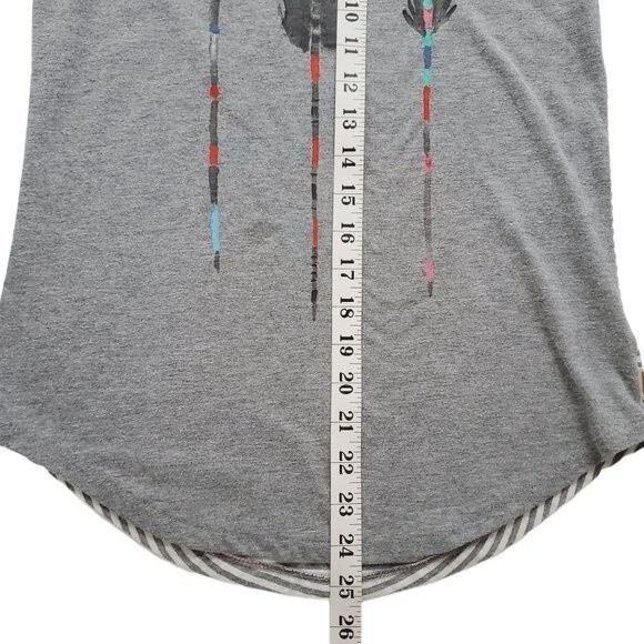 Graphic Tee Arrow Print w/ Contrast Striped Back V-neck Grey Women’s Size XS - Picture 7 of 9